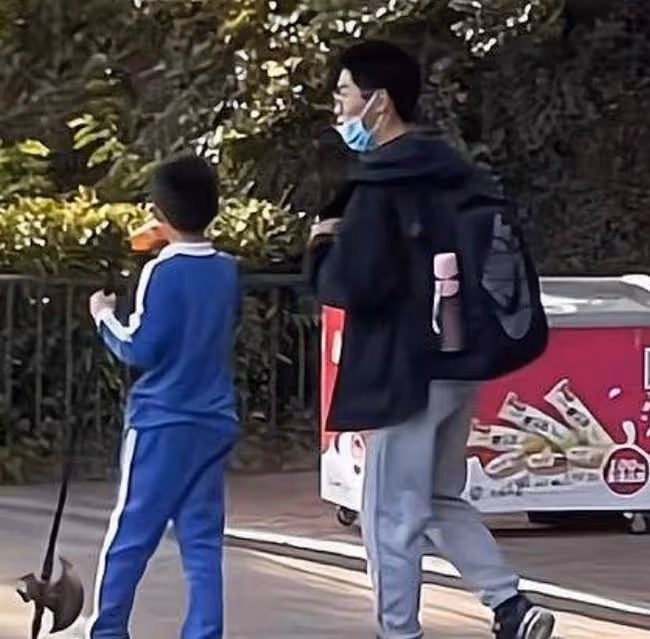孫卓背弟弟書包被偷拍,孫海洋望降低孩子熱度,網友:早幹嘛去了