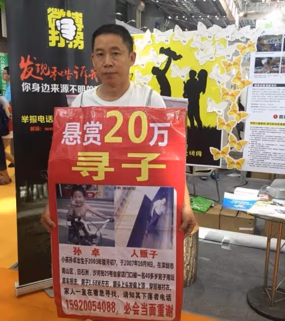 孫卓背弟弟書包被偷拍,孫海洋望降低孩子熱度,網友:早幹嘛去了