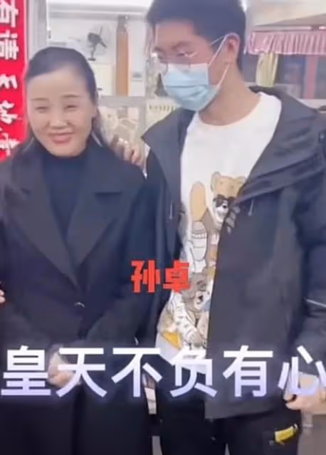 孫卓背弟弟書包被偷拍,孫海洋望降低孩子熱度,網友:早幹嘛去了