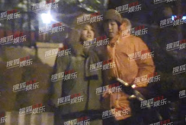 馬思純與男友秀恩愛,挽手回家疑同居,男方不戴口罩隨地吐痰遭批