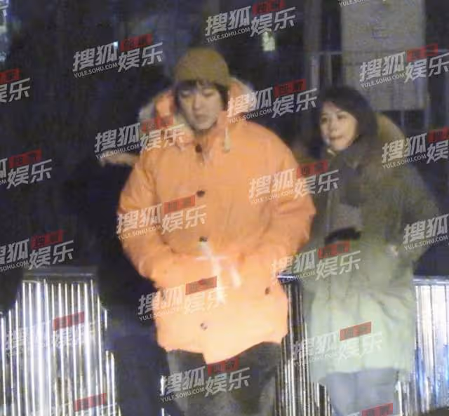馬思純與男友秀恩愛,挽手回家疑同居,男方不戴口罩隨地吐痰遭批