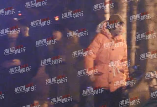 馬思純與男友秀恩愛,挽手回家疑同居,男方不戴口罩隨地吐痰遭批
