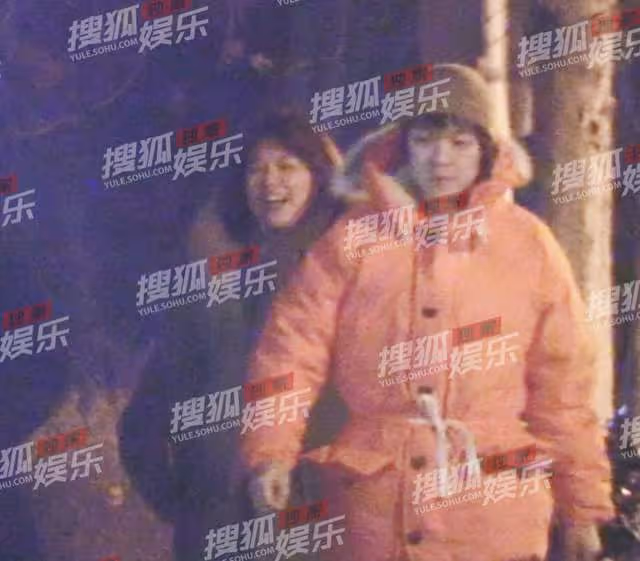馬思純與男友秀恩愛,挽手回家疑同居,男方不戴口罩隨地吐痰遭批