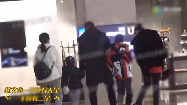 趙文卓全家低調出遊,5歲女兒黏保姆,10歲兒子身高猛長神似爸爸