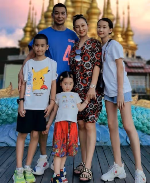 趙文卓全家低調出遊,5歲女兒黏保姆,10歲兒子身高猛長神似爸爸