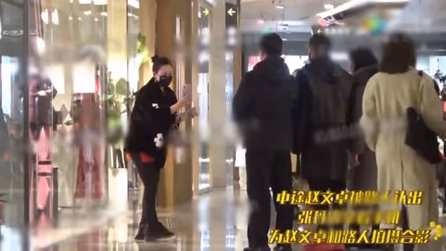 趙文卓全家低調出遊,5歲女兒黏保姆,10歲兒子身高猛長神似爸爸