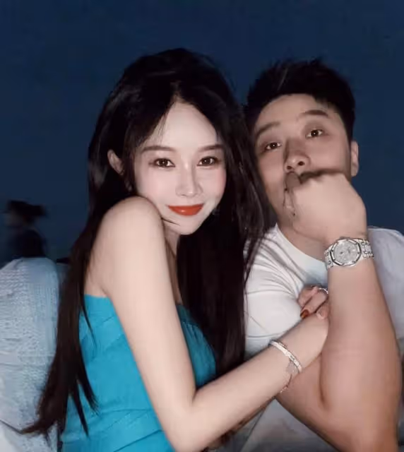 林珊珊再為王思聰慶生!貼身合照秀婀娜身材,現場男女成群坐遊艇