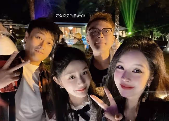 林珊珊再為王思聰慶生!貼身合照秀婀娜身材,現場男女成群坐遊艇