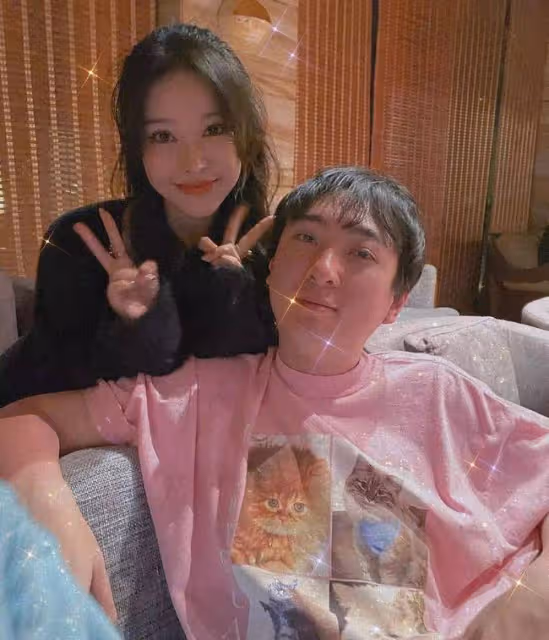 林珊珊再為王思聰慶生!貼身合照秀婀娜身材,現場男女成群坐遊艇