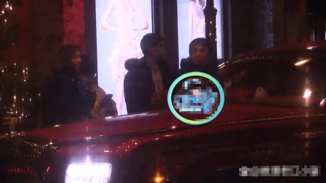 王思聰聚會被拍,做誇張鬼臉逗笑眾人,安排美女上車似清點貨物
