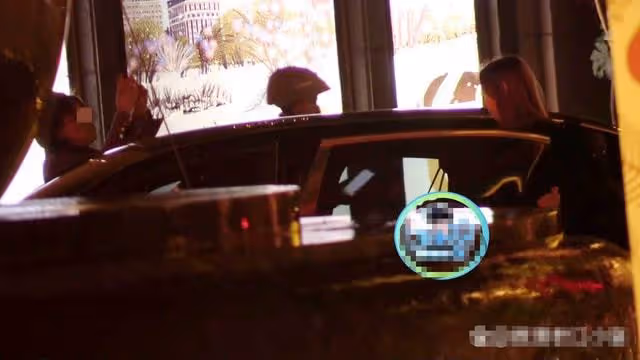 王思聰聚會被拍,做誇張鬼臉逗笑眾人,安排美女上車似清點貨物