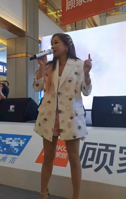 42歲電臀天后內地商演,面部僵硬認不出,與觀眾互動尷尬無人回應
