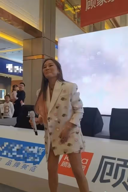 42歲電臀天后內地商演,面部僵硬認不出,與觀眾互動尷尬無人回應