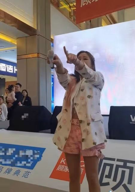 42歲電臀天后內地商演,面部僵硬認不出,與觀眾互動尷尬無人回應