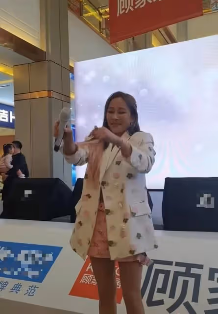 42歲電臀天后內地商演,面部僵硬認不出,與觀眾互動尷尬無人回應