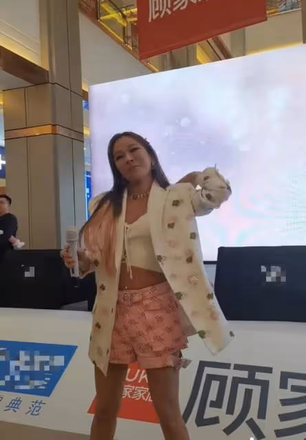 42歲電臀天后內地商演,面部僵硬認不出,與觀眾互動尷尬無人回應