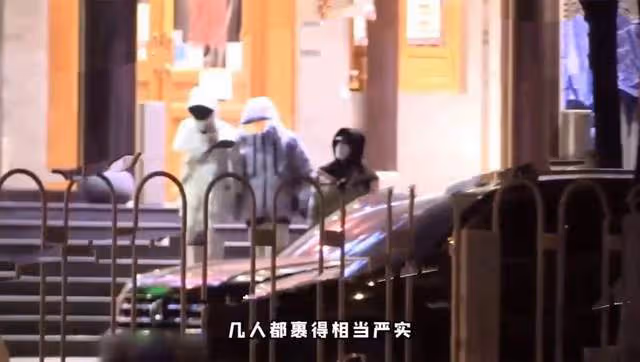 27歲男星剛紅就被曝戀情!和甜妹深夜挽手出行,散步熱聊同回愛巢