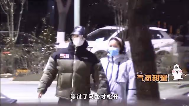 27歲男星剛紅就被曝戀情!和甜妹深夜挽手出行,散步熱聊同回愛巢