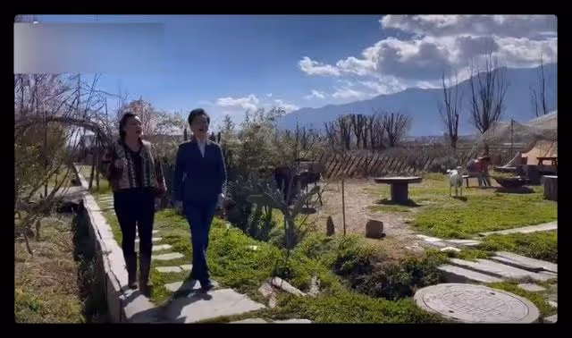 53歲楊瀾現身大理,和小7歲龔琳娜同框不顯老,小腿比對方胳膊細
