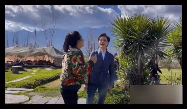53歲楊瀾現身大理,和小7歲龔琳娜同框不顯老,小腿比對方胳膊細