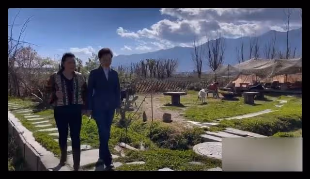 53歲楊瀾現身大理,和小7歲龔琳娜同框不顯老,小腿比對方胳膊細