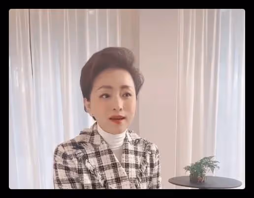 53歲楊瀾現身大理,和小7歲龔琳娜同框不顯老,小腿比對方胳膊細