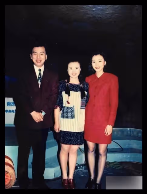 53歲楊瀾現身大理,和小7歲龔琳娜同框不顯老,小腿比對方胳膊細
