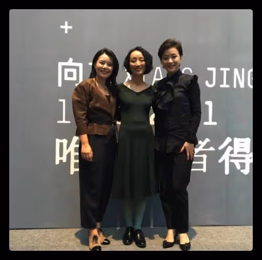 53歲楊瀾現身大理,和小7歲龔琳娜同框不顯老,小腿比對方胳膊細