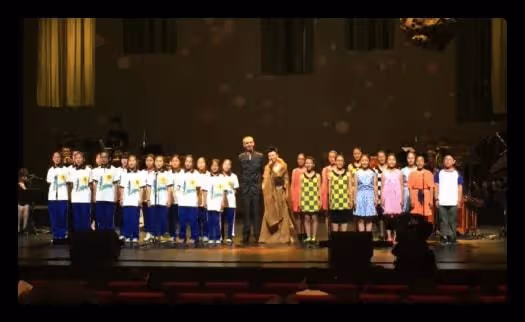 53歲楊瀾現身大理,和小7歲龔琳娜同框不顯老,小腿比對方胳膊細