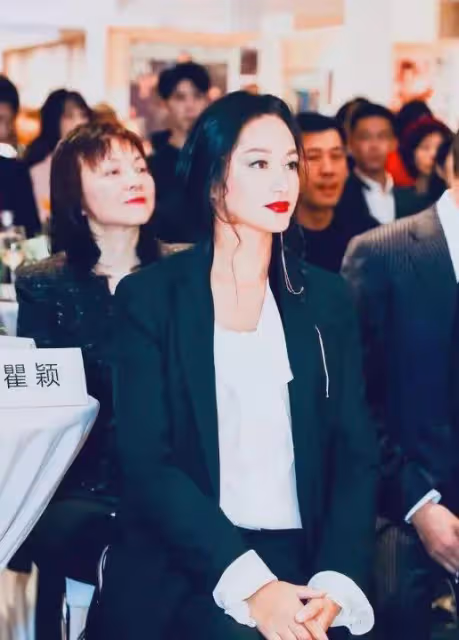 昔日又美又颯的「謀女郎」瞿穎,如今51歲,變得發福「不敢認」