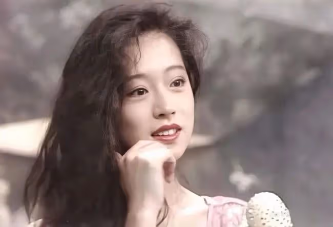 日本昭和第一歌姬,擁有絕美臉蛋,卻被渣男傷到「失聯」