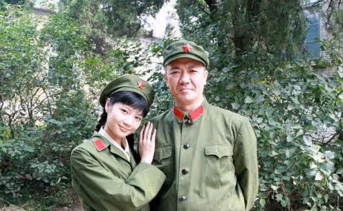 她隱瞞癌症,堅持與「李雲龍」拍戲,懷孕遭丈夫暴打,離世時27歲