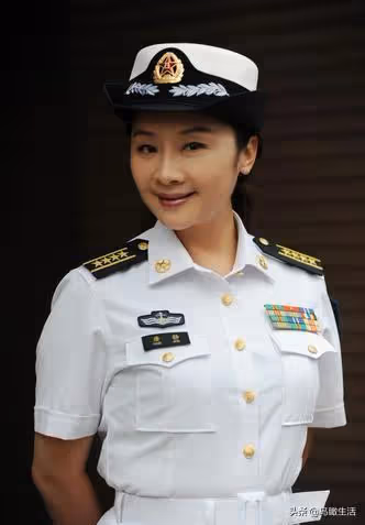 十年夫妻,幫助丈夫成出名後卻被拋棄,至今不嫁與兒子相依為命