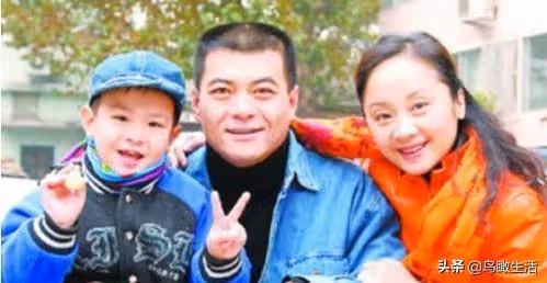 十年夫妻,幫助丈夫成出名後卻被拋棄,至今不嫁與兒子相依為命