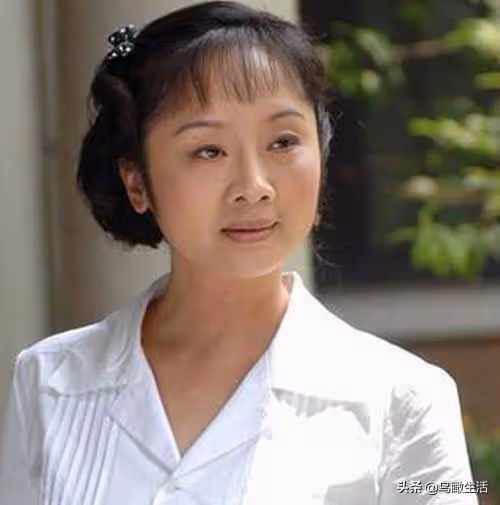 十年夫妻，幫助丈夫成出名後卻被拋棄，至今不嫁與兒子相依為命