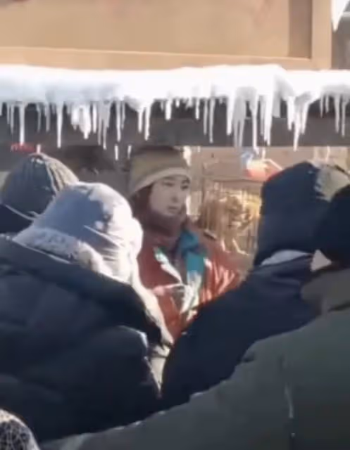40歲馬蘇哈爾濱拍戲被凍傻，站冰柱下神情呆滯，被群眾圍觀人氣高