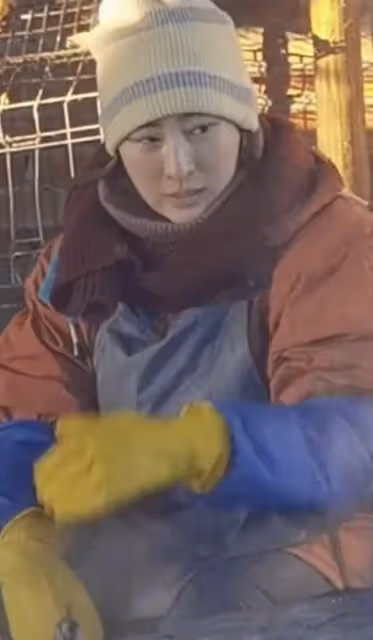 40歲馬蘇哈爾濱拍戲被凍傻,站冰柱下神情呆滯,被群眾圍觀人氣高