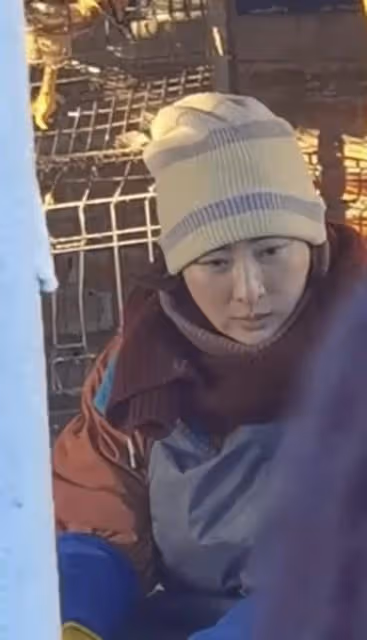 40歲馬蘇哈爾濱拍戲被凍傻,站冰柱下神情呆滯,被群眾圍觀人氣高