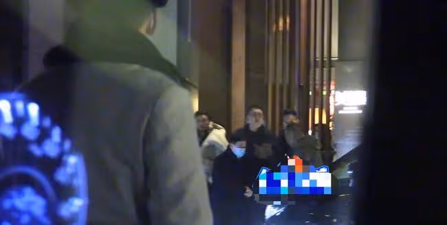 48歲郭德綱深夜與好友聚會,飯後疑似醉酒走路緩慢,被人攙扶出門