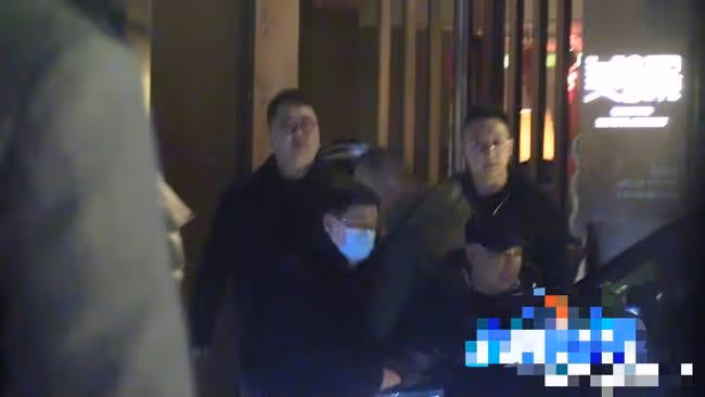 48歲郭德綱深夜與好友聚會,飯後疑似醉酒走路緩慢,被人攙扶出門