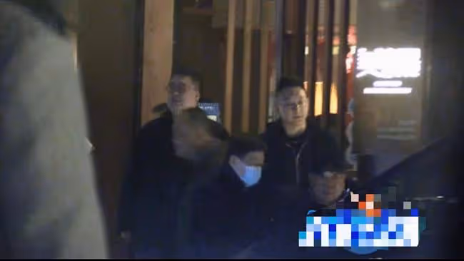 48歲郭德綱深夜與好友聚會,飯後疑似醉酒走路緩慢,被人攙扶出門