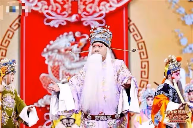 48歲郭德綱深夜與好友聚會,飯後疑似醉酒走路緩慢,被人攙扶出門