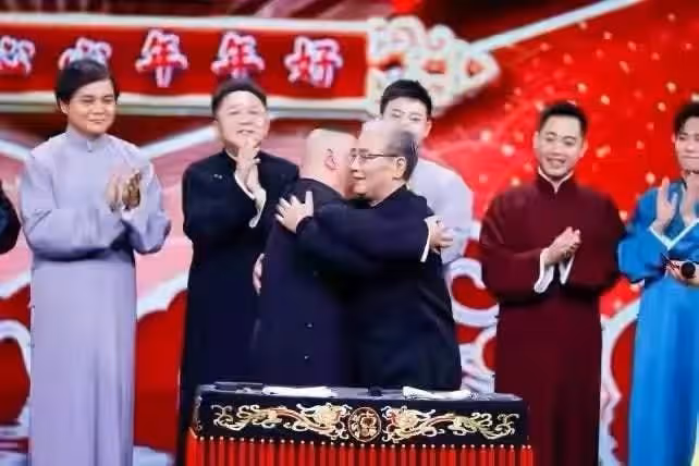 48歲郭德綱深夜與好友聚會,飯後疑似醉酒走路緩慢,被人攙扶出門