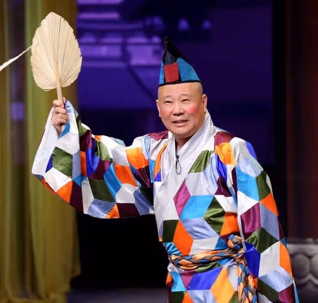 48歲郭德綱深夜與好友聚會,飯後疑似醉酒走路緩慢,被人攙扶出門