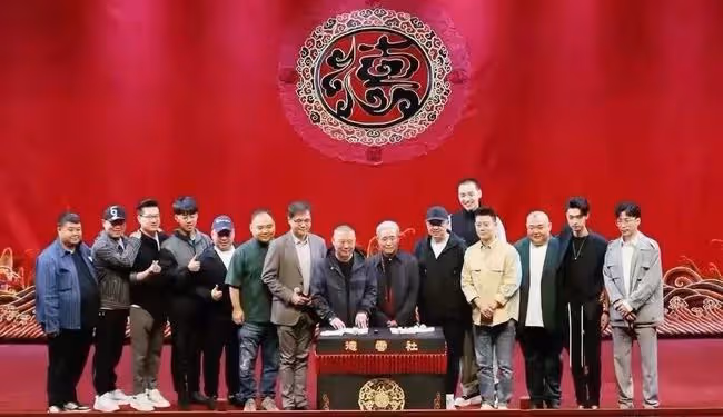 48歲郭德綱深夜與好友聚會，飯後疑似醉酒走路緩慢，被人攙扶出門