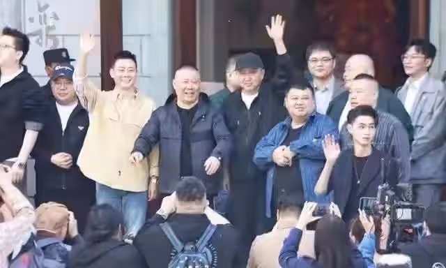 48歲郭德綱深夜與好友聚會，飯後疑似醉酒走路緩慢，被人攙扶出門