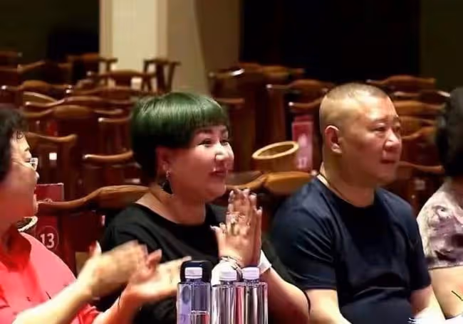 48歲郭德綱深夜與好友聚會，飯後疑似醉酒走路緩慢，被人攙扶出門