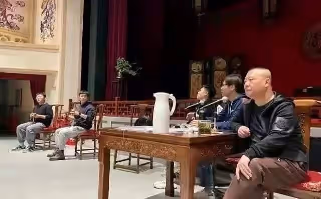 48歲郭德綱深夜與好友聚會，飯後疑似醉酒走路緩慢，被人攙扶出門