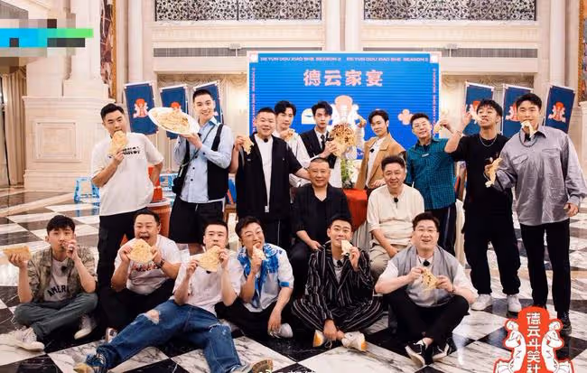 48歲郭德綱深夜與好友聚會，飯後疑似醉酒走路緩慢，被人攙扶出門
