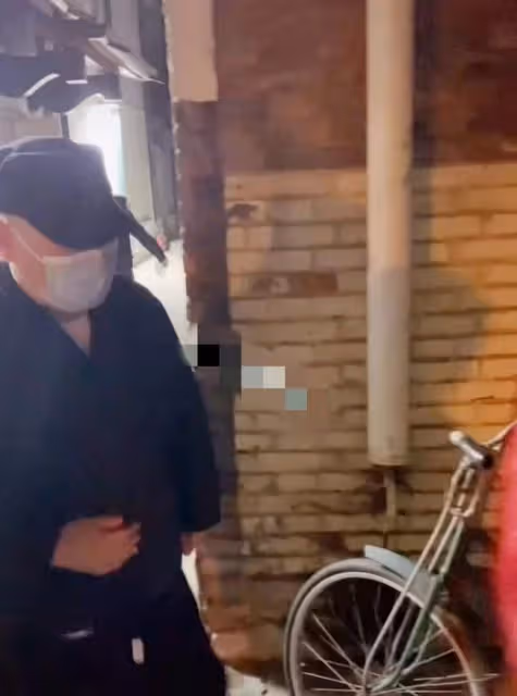 48歲郭德綱深夜與好友聚會，飯後疑似醉酒走路緩慢，被人攙扶出門